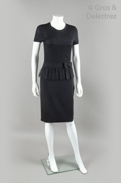 null Red VALENTINO - Collection Automne/Hiver 2009-2010

Petite robe noire en jersey...