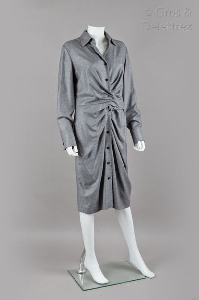 null BRIONI circa 2008

Robe en laine et soie gris, buste à petit col, simple boutonnage...
