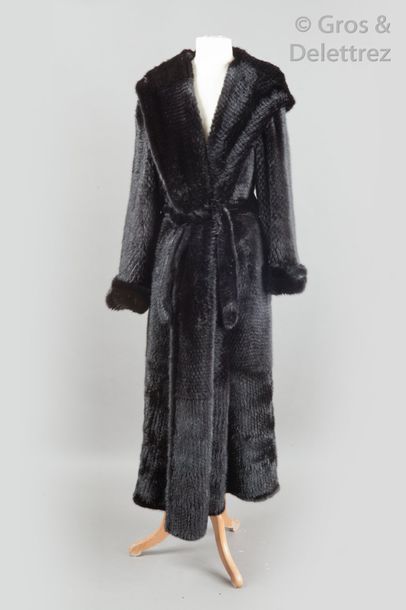 null SAM RONE

Long manteau à capuche en Vison tricoté lustré noir, ceinture en ...