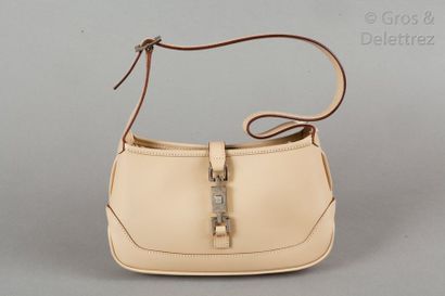 null GUCCI

Sac " Mini Jackie " 22cm en veau glacé beige, fermoir mousqueton en métal...