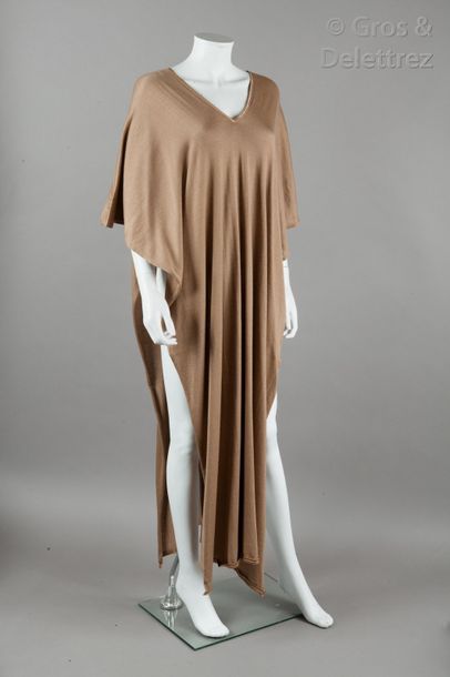 null Yves SAINT LAURENT circa 2010

Poncho long en jersey de cachemire et soie beige....