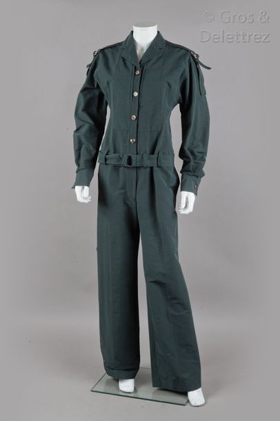 null CELINE

Combinaison pantalon en coton ouatiné vert foncé, col cranté, simple...