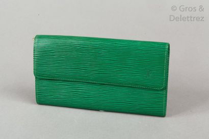 null Louis VUITTON

Portefeuille " Sarah " en cuir épi vert Bornéo, fermeture pression...