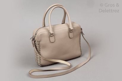 null Paco RABANNE

Sac 26cm en veau grené taupe, parcouru de pastilles vernissées...