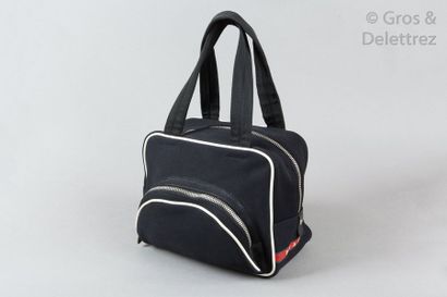 null PRADA

Sac 28cm en néoprène noir et caoutchouc blanc, fermeture éclair, double...