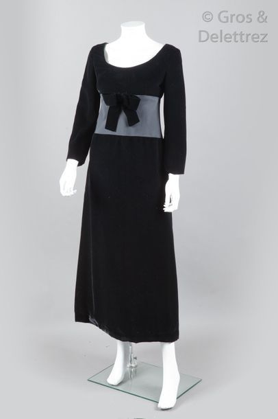 null FRAGONARD

Robe du soir en velours noir, encolure bateau, manches longues, poitrine...