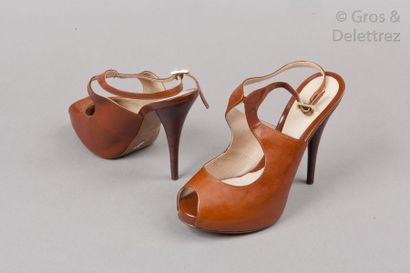 null FENDI

Paire d'escarpins peep-toes, slingbacks en veau glacé cacao, talons bois...