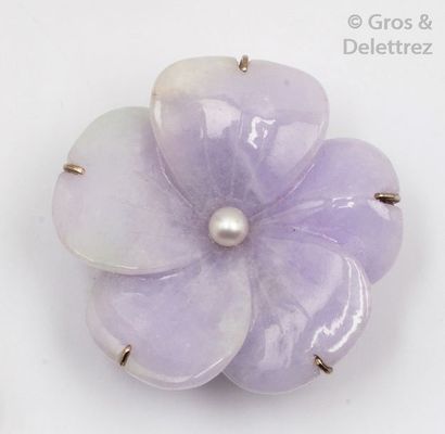 null Broche «?Fleur?» en or gris ornée de jade sculptée couleur lilas, au centre...