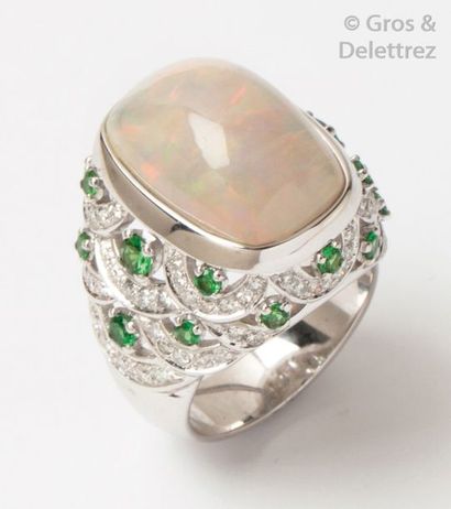 null Bague «?Dôme?» en or gris ornée d’un cabochon d’opale, l’anneau ajouré partiellement...