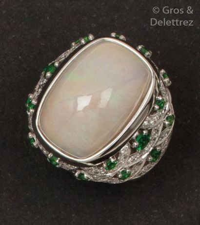 null Bague «?Dôme?» en or gris ornée d’un cabochon d’opale, l’anneau ajouré partiellement...