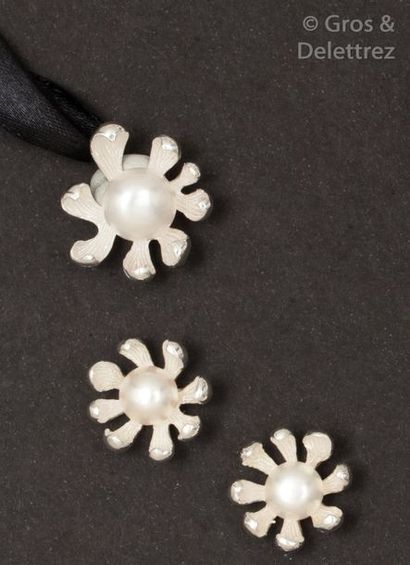 null Parure «?Fleur?» en argent et perles de culture composée d’une bague, d’une...