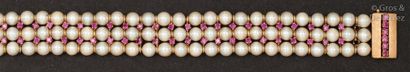 null Bracelet souple composé de trois rangs de perles de culture alternées de grenats....