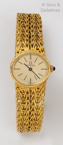 OMEGA Bracelet-montre de dame en or jaune, cadran doré. Bracelet en or jaune tressé....