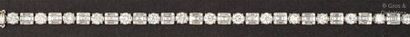 null Bracelet ligne en or gris entièrement serti de diamants taillés en brillant...