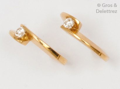 GAREL Paire de boucles d’oreilles «?Créoles?» en or jaune ornées d’un diamant taillé...