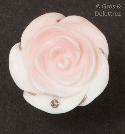 null Bague «?Rose?» en or gris, sertie d’une agate sculptée en forme de fleur. Tour...