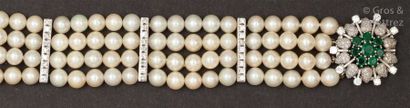 null Bracelet composé de quatre lignes de perles de culture japonaise Akoia alternées...