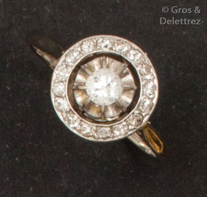 null Bague en or gris ornée d’un diamant de taille ancienne calibrant environ 0,15 carat...