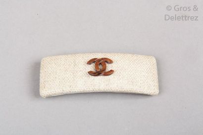 CHANEL circa 1987 Barrette à cheveux en lainage laqué beige, ornée du sigle de la...