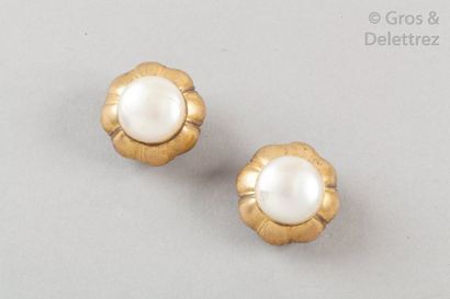 CHANEL circa 1965 Paire de clips d’oreille en métal doré à motif lobé, surmonté d’une...