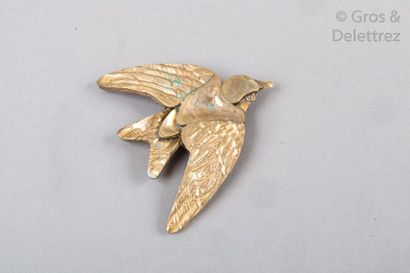 CHANEL Collection 1983 Broche «?Hirondelle?» faisant pendentif en métal doré, partiellement...