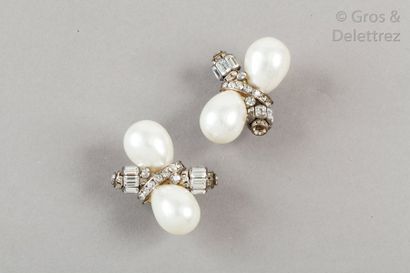 CHANEL circa 1965 Paire de clips d’oreille d’inspiration ruban joaillerie serti de...