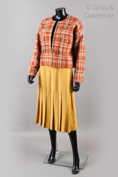 CHANEL boutique Ensemble composé d’une veste courte en tweed multicolore à motif...