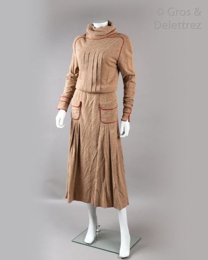 CHANEL Boutique circa 1984 Robe longue plissée en lainage chiné beige gansé d’un...