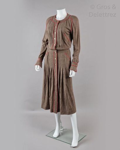 CHANEL Boutique circa 1984 Robe longue plissée en lainage chiné taupe gansé d’un...