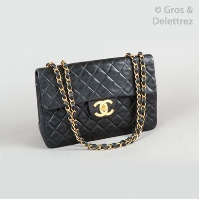 CHANEL CIRCA 1992 Sac «?Maxi Jumbo?» 33cm en cuir agneau matelassé noir, fermoir...