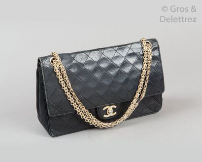 CHANEL circa 1980 Sac «?Mademoiselle?» 26cm en cuir agneau matelassé noir, fermoir...