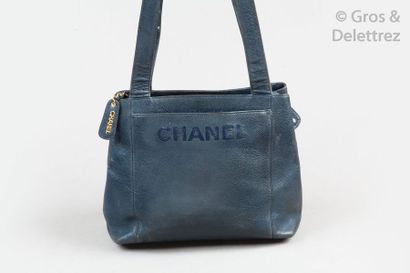 CHANEL Sac cabas 29cm en veau caviar marine, intérieur à trois compartiments, fermeture...