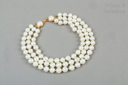 CHANEL Collection prêt-à-porter Printemps/Ete 1990 Ras-de-cou trois rangs de perles...