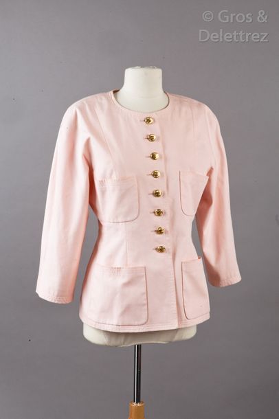 CHANEL boutique Veste en coton rose pâle, encolure ronde, simple boutonnage siglé...