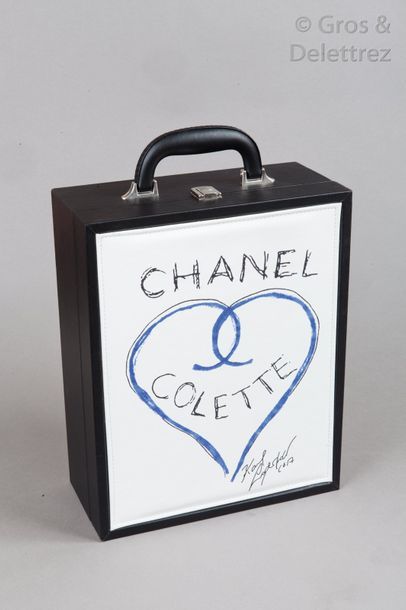 CHANEL X Colette - Noël 2017 Malette en cuir noir, ornée d’un empiècement figurant...