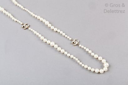 CHANEL Collection Continue 2014 Sautoir de perles blanches d’imitation croissantes,...