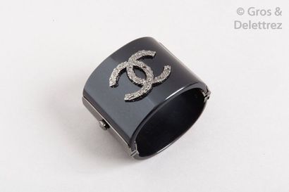 CHANEL Collection Continue 2011 Bracelet manchette ouvrant 50mm en acétate noir,...