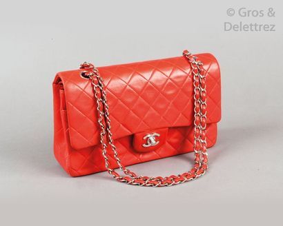 CHANEL circa 1999 Sac «?Classique?» 25cm en cuir agneau matelassé rouge, fermoir...