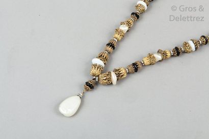 CHANEL Collection 1984 Sautoir de perles blanches baroque d’imitation, serties de...