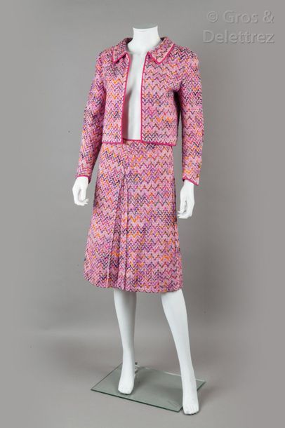 CHANEL Collection haute couture n°40705 circa 1970 Tailleur en tweed bouclette rose...