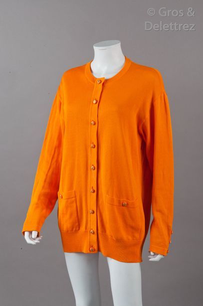 CHANEL Long cardigan en maille au point jersey orange, encolure ronde, simple boutonnage...