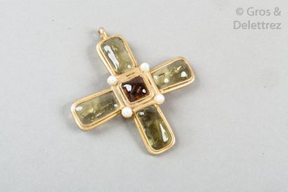 CHANEL Prototype par Gripoix circa 1965/1970 Important pendentif croix en métal doré...