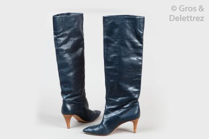 CHANEL Paire de bottes en veau marine, bouts pointus surpiqués du sigle, talons bois...