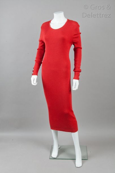 CHANEL Boutique circa 1990 Robe longue en maille cachemire côtelée rouge, encolure...