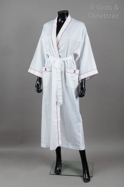 CHANEL Peignoir en mousseline blanche gansée rouge, col châle, deux poches plaquées...