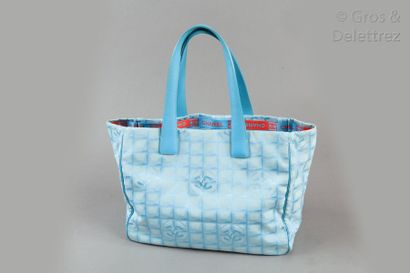 CHANEL circa 2002 Sac cabas 35cm en nylon siglé bleu, gris et cuir agneau à la couleur,...