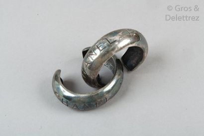 CHANEL Collection prêt-à-porter Automne/Hiver 1994-1995 Paire de bracelets joncs...
