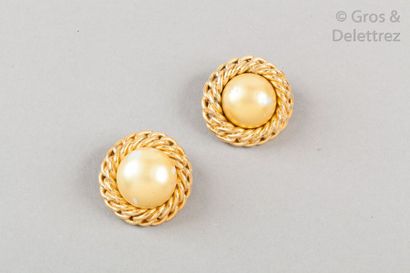 CHANEL Haute Couture circa 1960 Paire de clips d’oreille en métal doré à maille chaîne,...