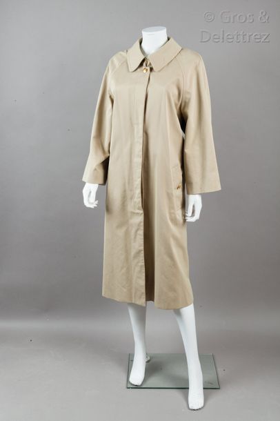 CHANEL Imperméable en gabardine de coton chatoyant beige, petit col, simple boutonnage...