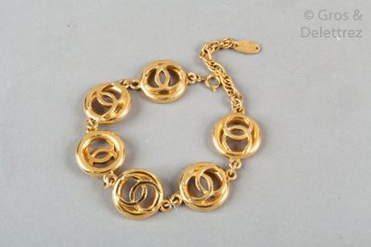 CHANEL Collection 1982 Bracelet chaîne en métal doré entrecoupé de pastilles siglées,...